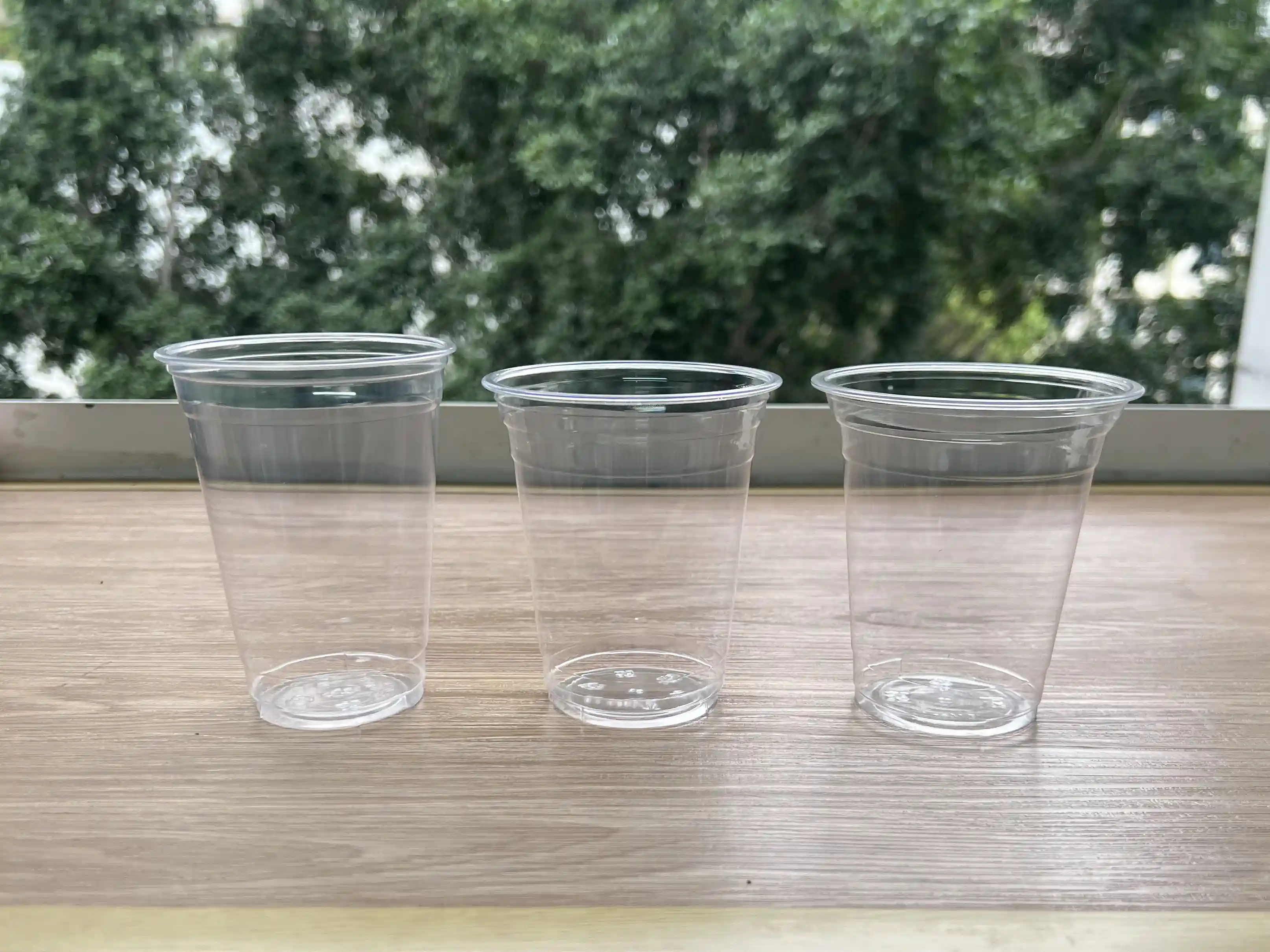14oz transparent PET gobelet en plastique jetable : vue de profil pour boissons glacées et emballages à emporter