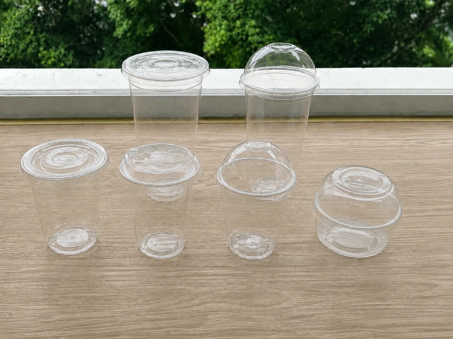 16oz PET Becher mit passenden Optionen für flache Trinkkante und gewölbten Deckel