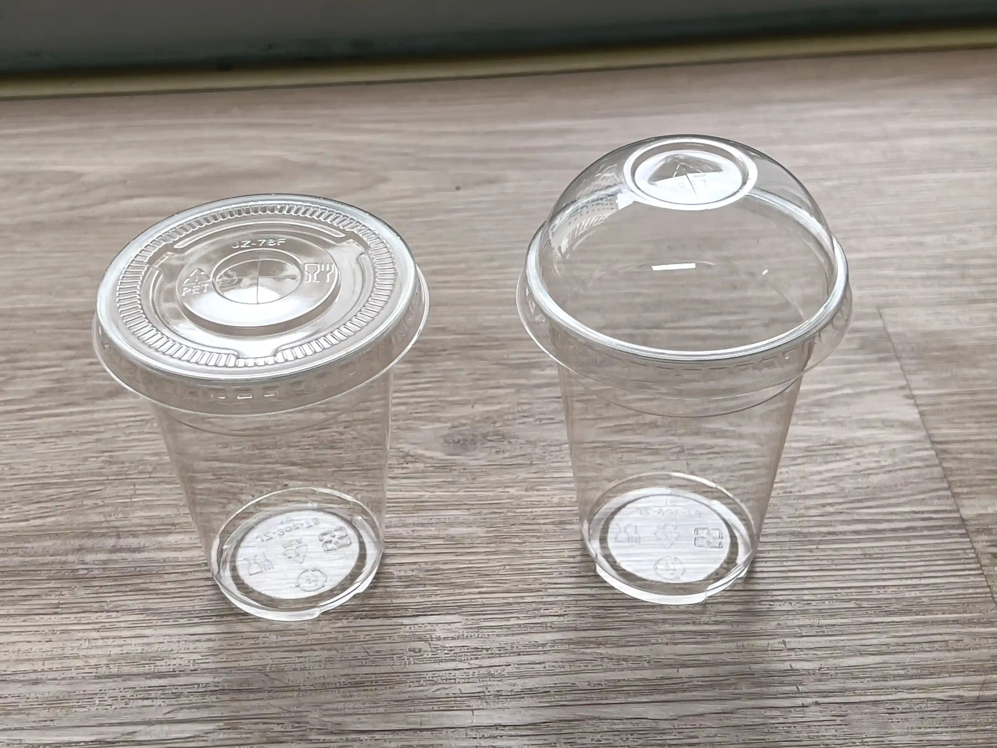 9oz PET Becher mit passenden flachen und gewölbten Deckeln